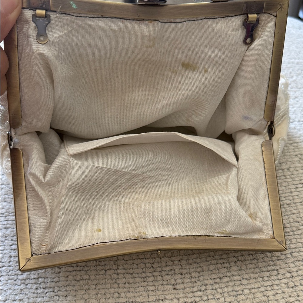 Vintage-Inspired Cream Clutch with Gold Handle - Picture 10 of 11
